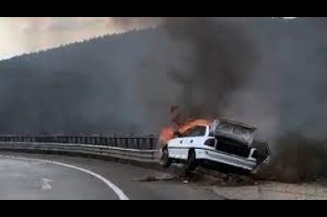 Bursa'da bariyerlere çarpan otomobil alev alev yandı
