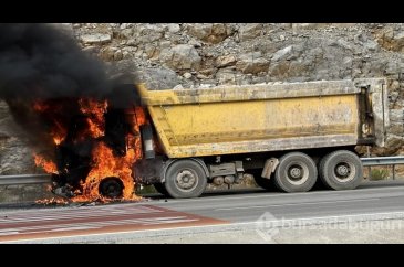 Seydişehir'de seyir halindeki kamyonda çıkan yangın hasara yol açtı