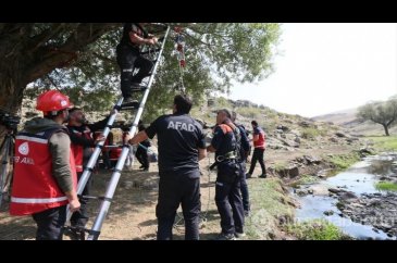 Deprem bölgesinde arama kurtarma görevine koşan öğretmenler için eğ...