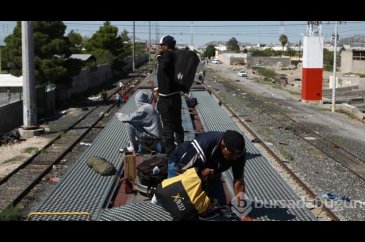 Göçmenlerin yük treni üzerinde umut yolculuğu