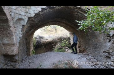 Defineciler kiliseye musallat oldu, her yeri talan ettiler