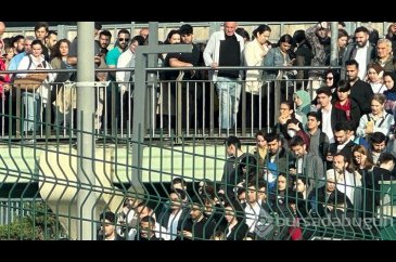 İstanbul'da metrobüs duraklarında yoğunluk yaşandı