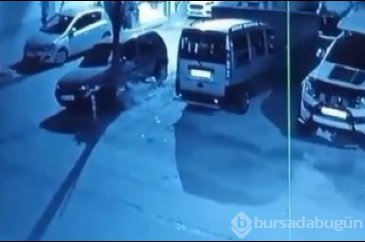 Bursa'da evin önünde araç lastiğini ateşe veren şahıs arkasına bakm...