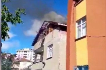 Sultanbeyli'de çatı alev alev yandı
