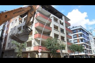 İstanbul Bahçelievler'de patlamanın olduğu apartman yıkılıyor
