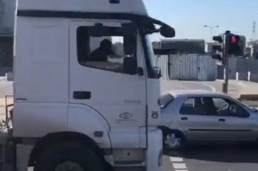 Hafriyat kamyonu şoförü elinde bıçakla tehditler savurdu
