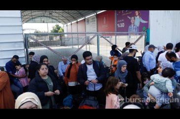 Filistinliler Refah sınır kapısında bekliyor