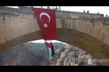 Adıyamanlı gençler, tarihi Cendere Köprüsü'ne Filistin bayrağı astı
