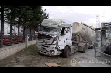 İstanbul'da çimento yüklü kamyon, minibüs ve otobüse çarptı: 4 yara...