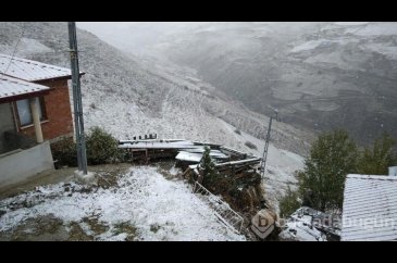 Rize'deki vatandaşlar sabah kar sürpriziyle uyandı