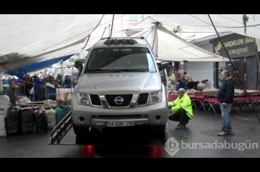 İstanbul'da semt pazarında araçlara çekici operasyonu
