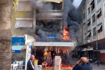 Büfede başlayan yangın 3 katlı apartmanı sardı
