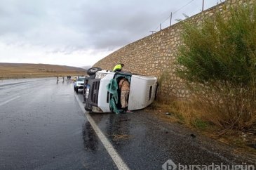 Yolcu minibüsü devrildi: 2'si ağır, 14 yaralı
