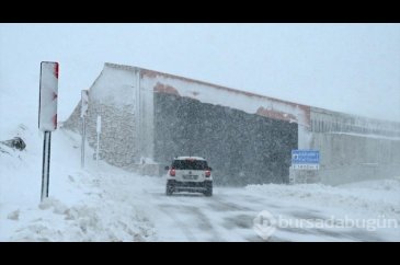 Van'da kar ve tipi nedeniyle birçok araç yolda kaldı
