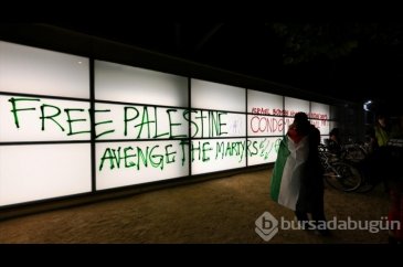 Protestocular kendilerini San Francisco federal binasının dışına zi...