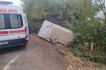 Fabrika işçilerini taşıyan servis devrildi: 13 yaralı

