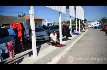 Gazze'de bombalanan caminin enkazında bir Filistinli öğle ezanını o...