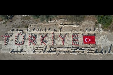 Gladyatörler kentinde "100. Yıl" ve "Türkiye" koreografisi oluşturu...