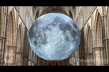 Luke Jerram'ın "Museum of the Moon" isimli sanat eseri Londra'da se...