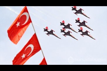 Türk Yıldızları, İzmir'de selamlama uçuşu yaptı
