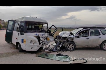 Bursa'da cip yolcu minibüsüne çarptı: 11 yaralı
