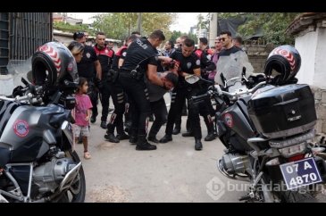 Uyuşturucu hükümlüsü polis çevirmesinde taksicinin boğazına bıçak d...