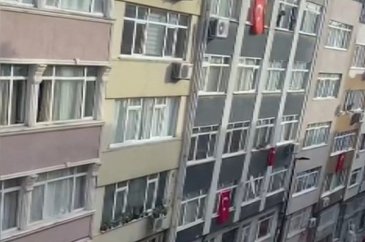 Beşiktaş'ta sinir krizi (Evinin camlarını kırdı, eşyaları aşağı att...