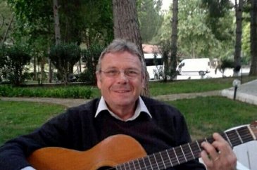 "Kuşadası sevdalısı"nın külleri vasiyeti üzerine Kuşadası Körfezi'n...