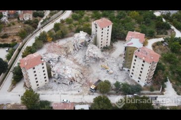 Darende'de ağır hasarlı binaların yıkımı sürüyor
