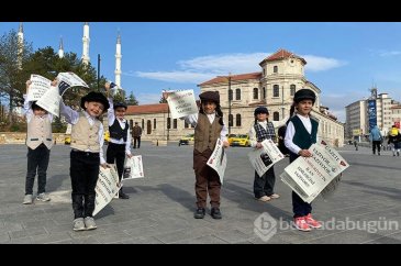 İlkokul öğrencileri, Cumhuriyet'in ilanını duyuran gazete hazırlayı...