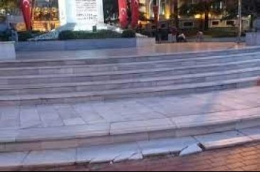 Bursa Atatürk Heykeli önündeki mermerler yapılıyor, kırılıyor!
