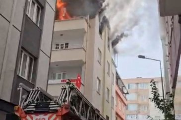 Sinir krizi geçirip, evi ateşe verdi
