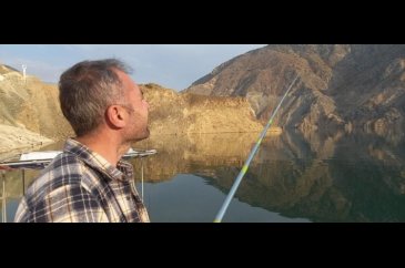Eskiden gezip dolaştıkları sokaklarda bu kez olta attılar
