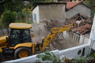 Bursa'da metruk binalar bir bir yıkılıyor
