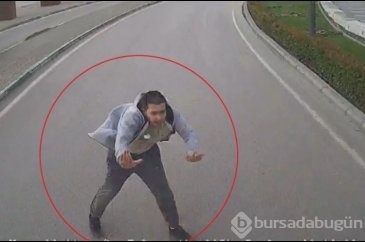 Bursa'da tartıştığı taksicilerden kaçan genç kamerada