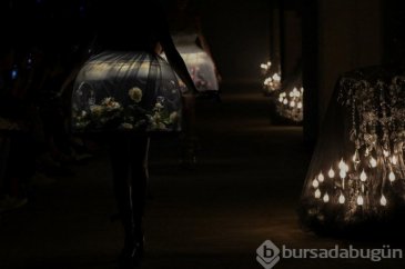 Japon moda markası canlı kelebekli elbise tasarımlarından dolayı öz...