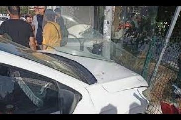 Mersin'de otomobil öğrencilerin bulunduğu otobüs durağına daldı!