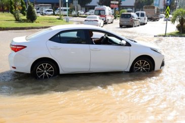Su borusu patladı, yollar göle döndü
