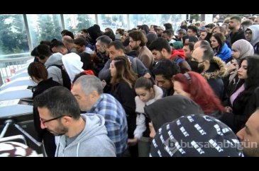 Avcılar'da metrobüs turnikeleri arızalandı, durakta yoğunluk oluştu
