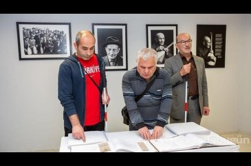 Göremedikleri fotoğrafları, hazırlanan kitapla dokunarak anlamaya ç...