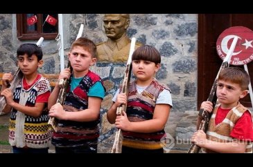 Iğdır'daki öğrenciler Anıtkabir'deki nöbet değişimini köylerinde ca...