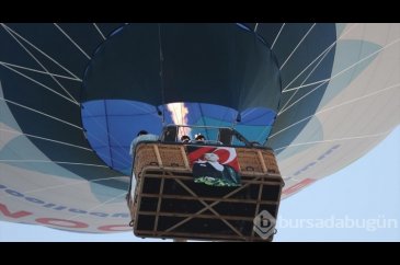 Kapadokya'da balonlar Türk bayrağı ve Atatürk posteriyle uçtu
