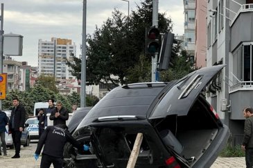 Sivil polis aracı kaza yaptı: 2'si ağır 4 yaralı

