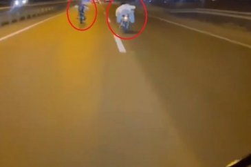 Bursa'da akılalmaz manzara: Motosikletin üzerine yüzüstü uzanarak y...