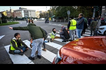 İtalya'da iklim aktivistleri yolu kapatarak eylem yaptı
