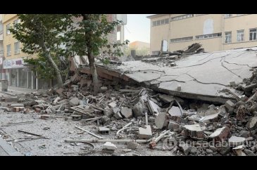 Adıyaman'da ağır hasarlı 5 katlı bina çöktü
