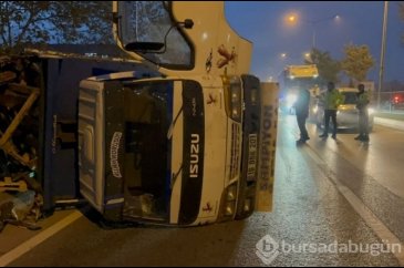 Bursa'da palet yüklü kamyonetin lastiği patladı! Devrildi