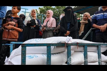UNRWA İsrail saldırıları altındaki Gazzelilere un dağıttı
