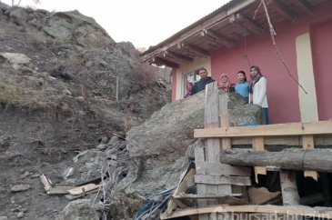 Dağdan kopan kaya balkona girdi
