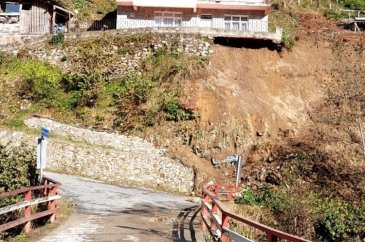 Rize'de heyelan: 2 katlı evde hasar oluştu

